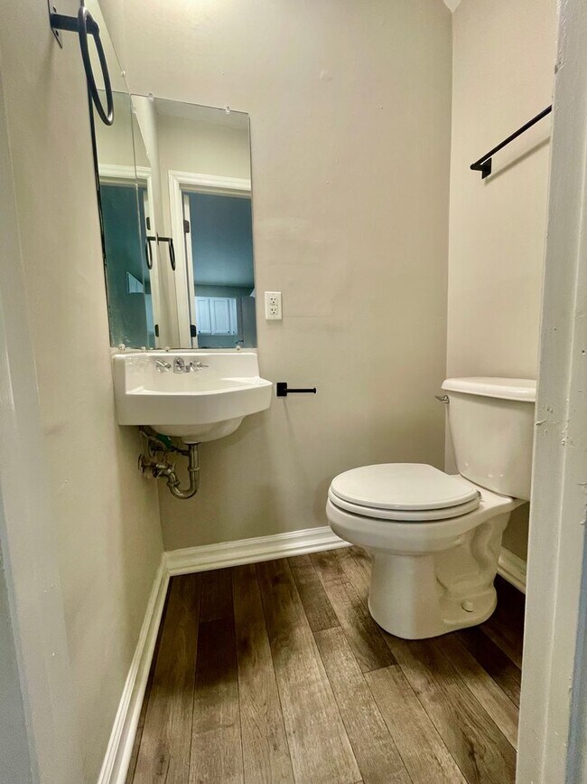 Building Photo - Discover this well-maintained 2-bedroom, 2-bath townhouse in Statesville, NC.