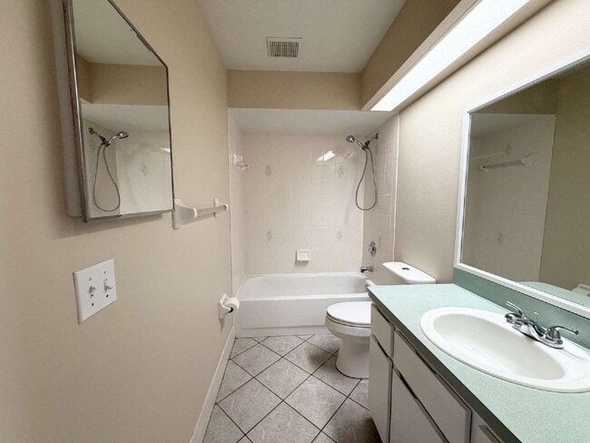 Building Photo - "Charming 2-Bed, 2-Bath Villa Retreat in New Port Richey!"