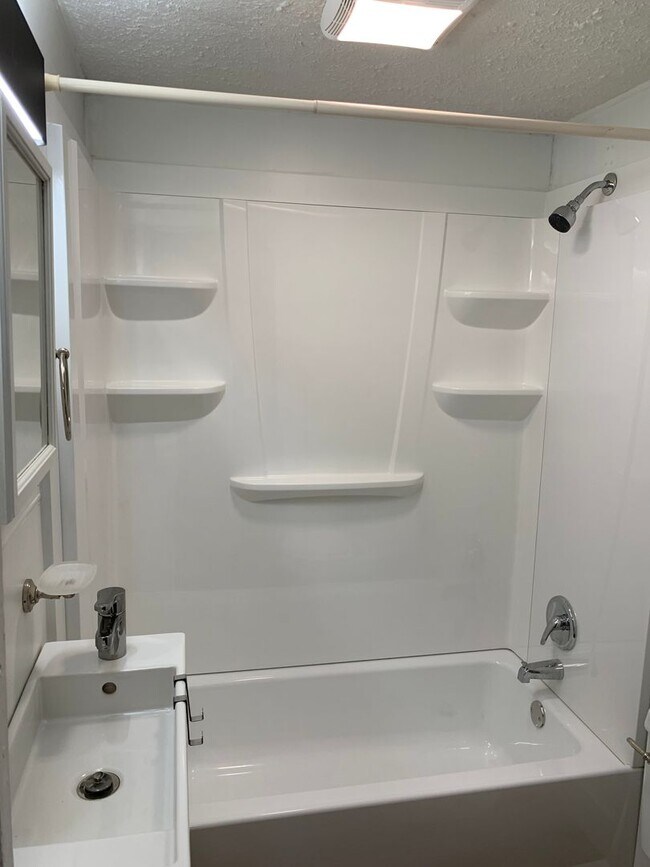 Building Photo - 3BR Cottage in Historic District