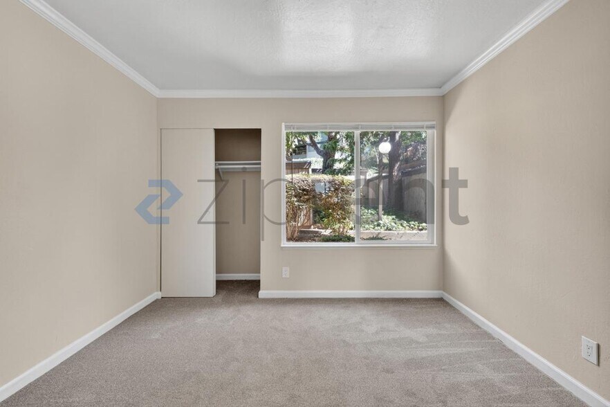 Building Photo - Unit H7