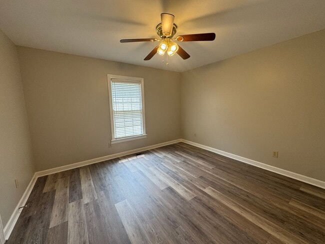 Building Photo - 2 Bedroom / 2 Bath End Unit Townhome in Ce...