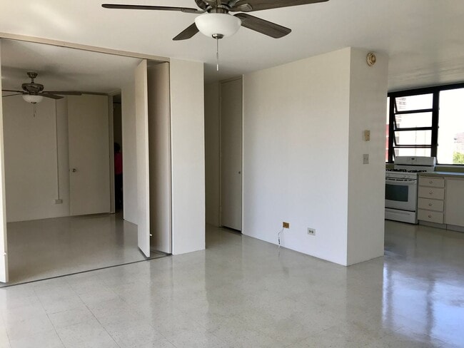 Building Photo - 2/2/1 with Den/3rd Bedroom (Elec, Water, Sewer, Hot Water, Gas Included in Rent!)