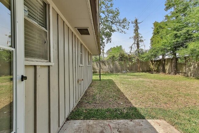 Building Photo - 1719 Longhorn Dr