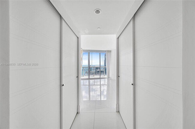 Building Photo - 495 Brickell Ave