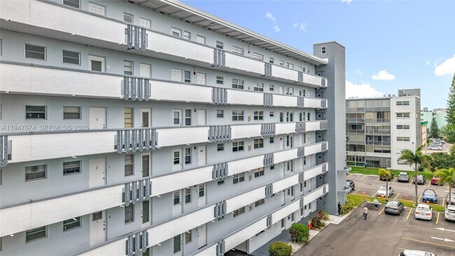 Building Photo - 1000 NE 14th Ave