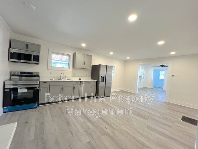 Building Photo - 218 Norwood Dr