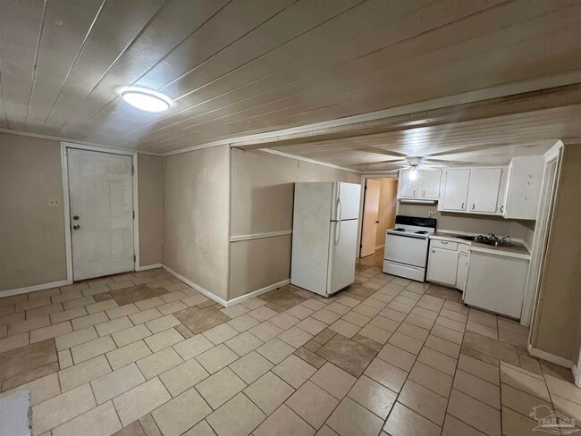 Building Photo - 1036 Hawthorn Dr