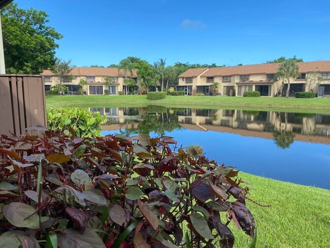 Building Photo - 3961 Cocoplum Cir