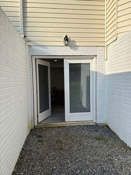 Main entrance - 1042 Laurel Grove Rd