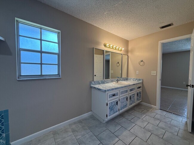 Building Photo - SLEEPY HOLLOW 3/2/2 Pool Home
