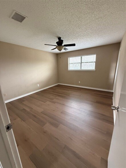 Building Photo - 614 Circle Creek Dr