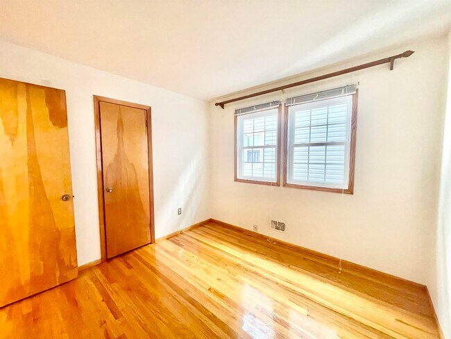 Building Photo - 57 Isabella Ave