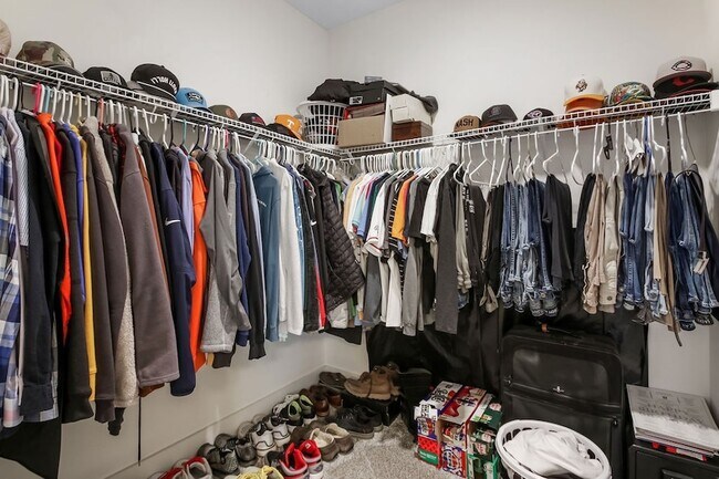 Building Photo - 647 Sire Ave