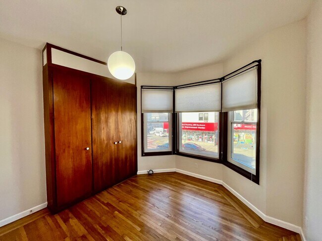 Building Photo - PM0432