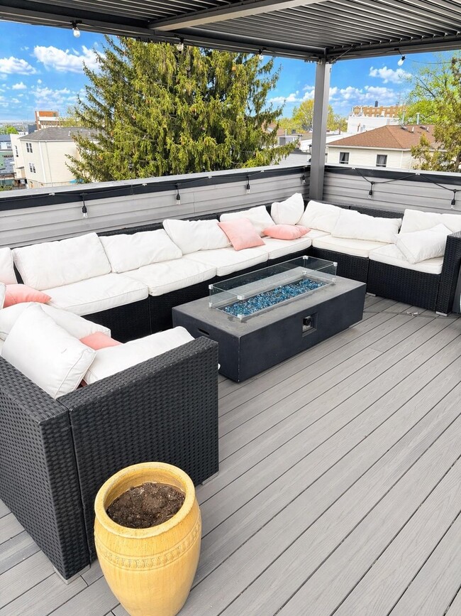 Building Photo - 192 Congress St