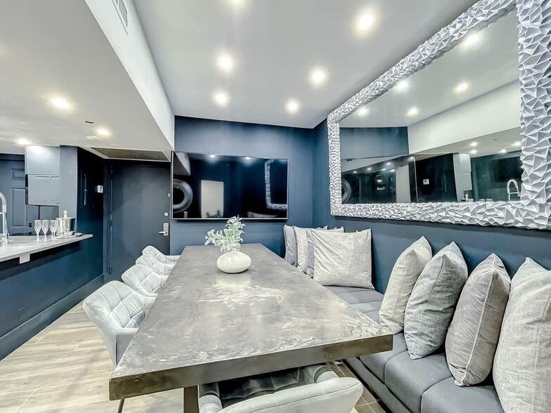 Building Photo - 825 Jimmy Buffett Mem Hwy