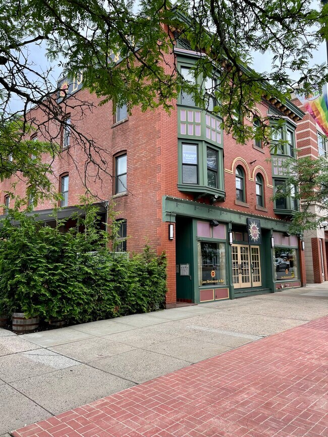 Building Photo - 483 Main St
