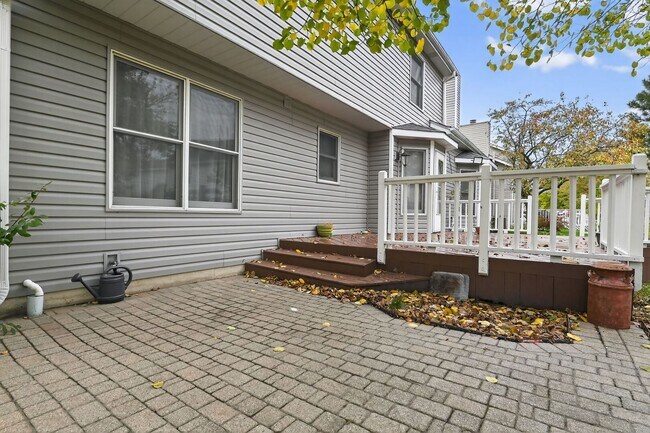 Building Photo - 1163 Shoreline Dr