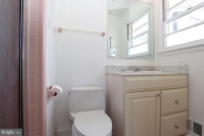 Building Photo - 6220 Robinwood Rd