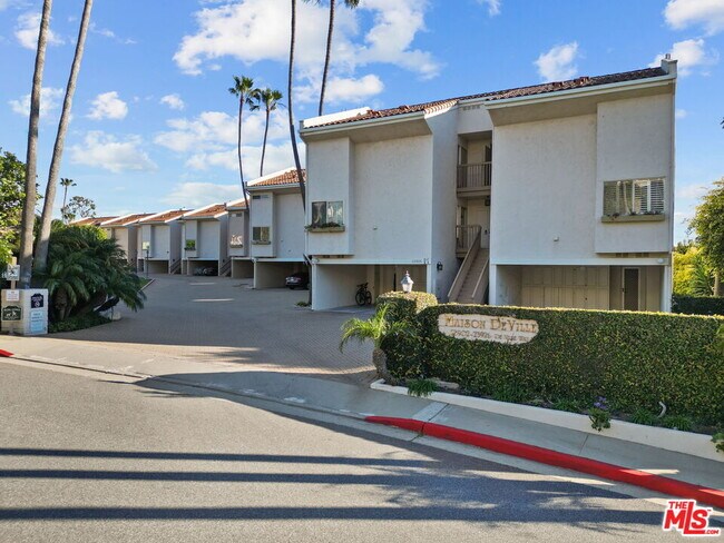 Building Photo - 23924 De Ville Way