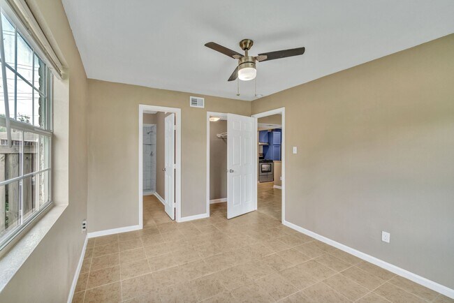 Building Photo - 770 Memorial Mews St