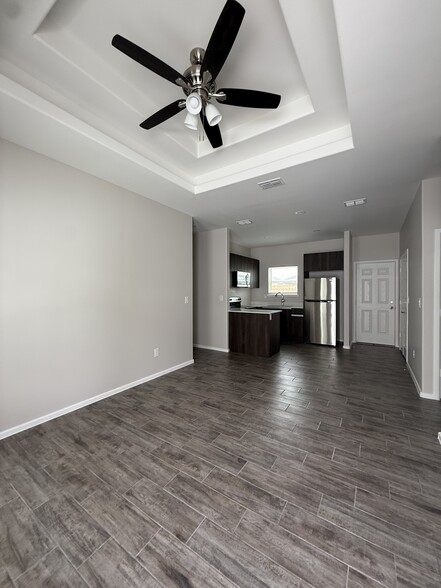 Open floor plan - 1401 Shavano Dr