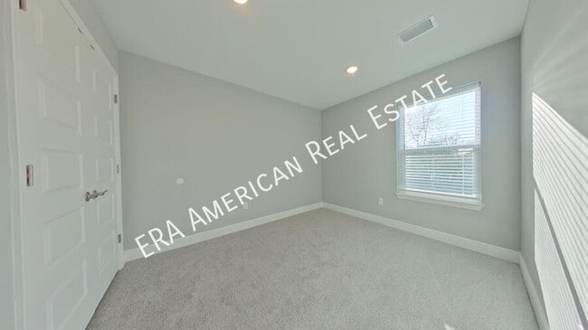 Building Photo - 820 Kenneth Dr