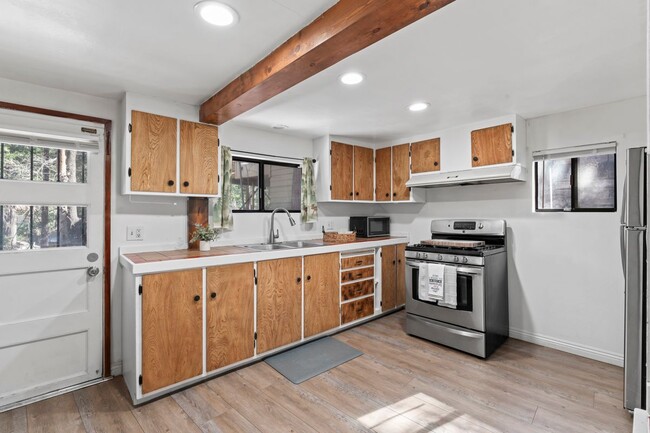 Building Photo - 407 S Dart Canyon Rd