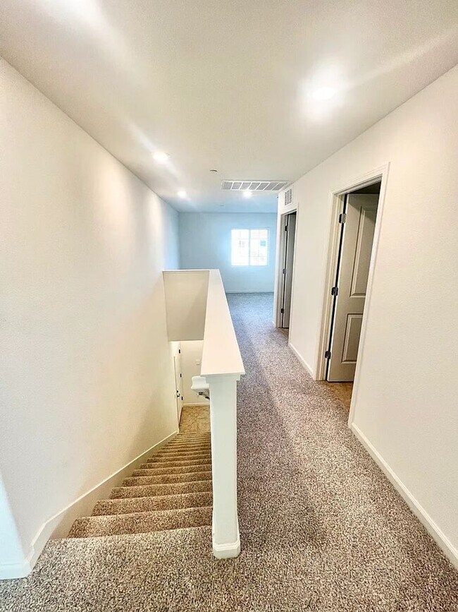 Building Photo - Spacious 4 Bedroom Home in West Roseville ...