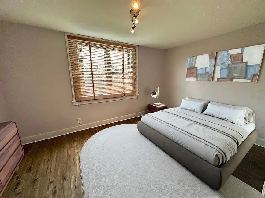 Building Photo - 419 King St