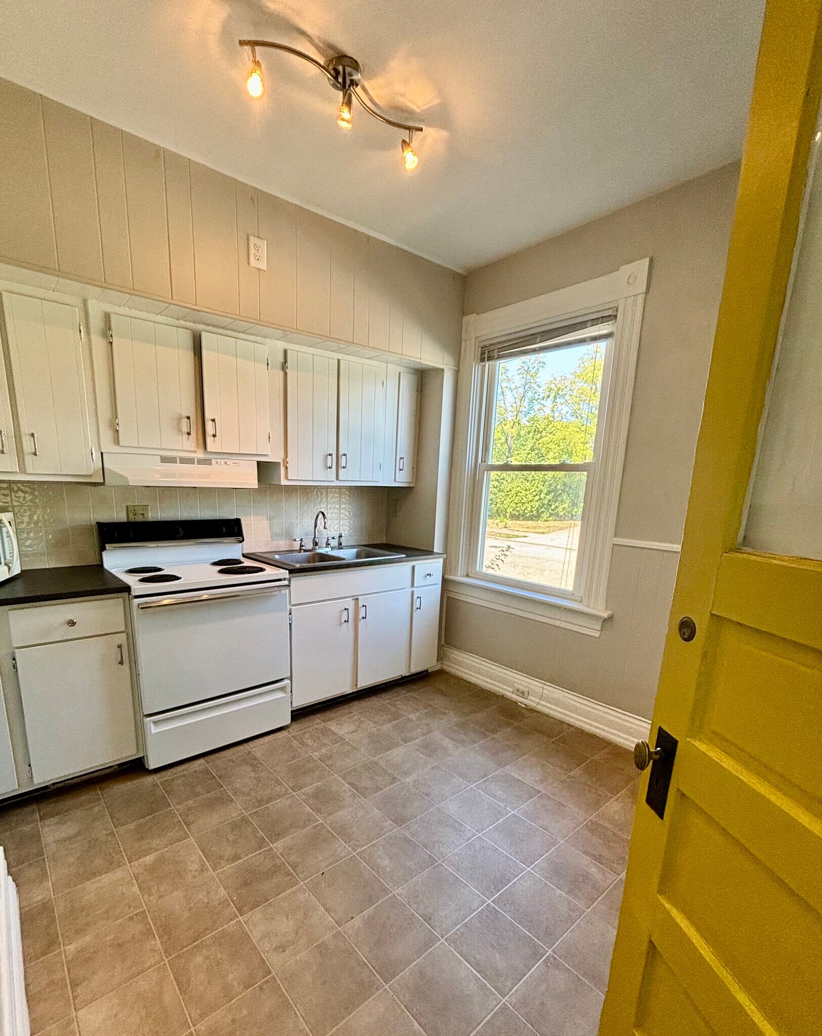 Building Photo - 4822 Oak St