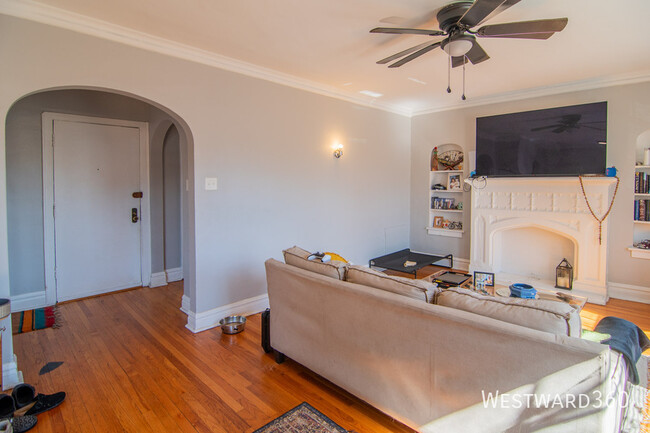 Building Photo - Expansive 1bd/1bth in East Rogers Park!