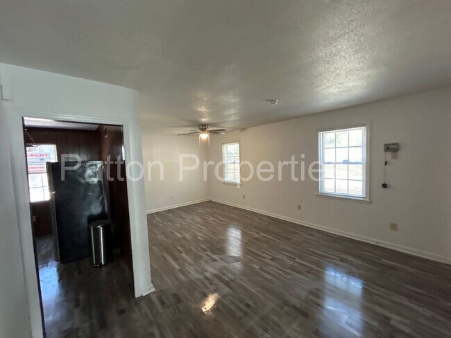 Building Photo - Barony Home