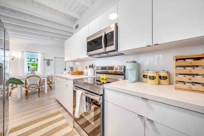 Building Photo - 140 SE 9th Ave