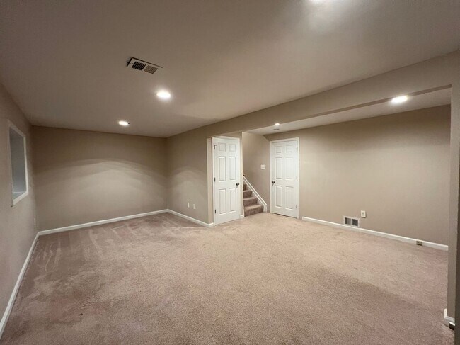 Building Photo - 129 Lamont Ln
