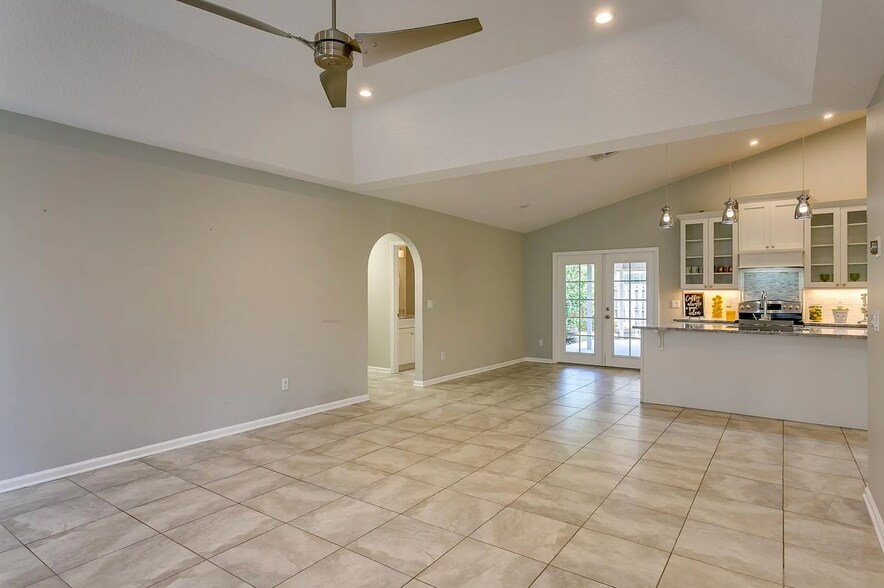 Main living area and kitchen - 4430 Autumn River Rd E