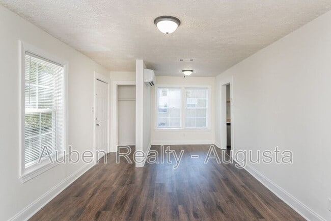 Building Photo - 2524 Rhodes Dr