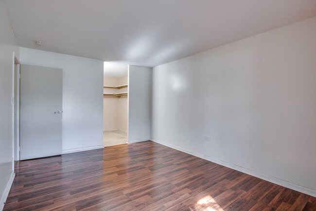 Building Photo - 1049 W Ogden Ave