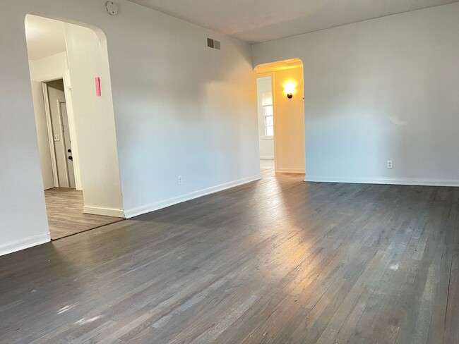 Building Photo - Nicely updated 3 bedrooms 1 bathroom with ...