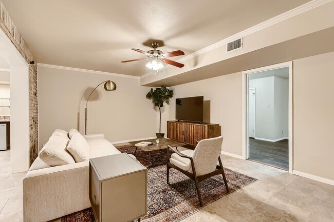 Building Photo - Gorgeous San Antonio home with large backy...