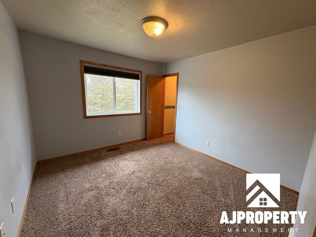 Building Photo - 5509 S Sarmar Ave