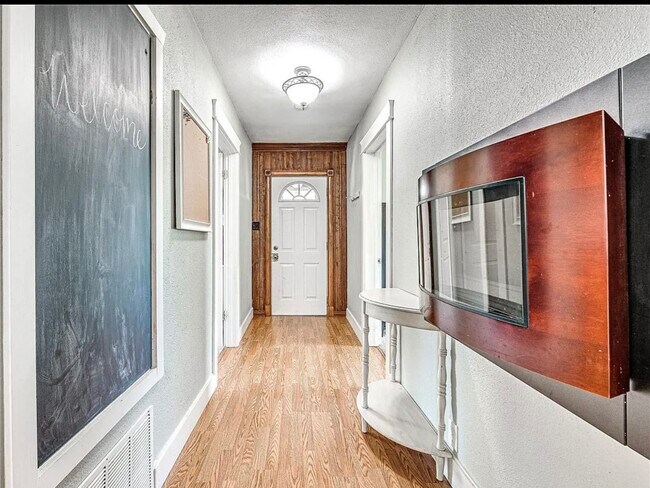 Building Photo - 1150 60th Ave NE