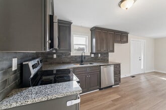 Building Photo - This cozy residence features a bright living space and well-appointed kitchen.  1st month is FREE...
