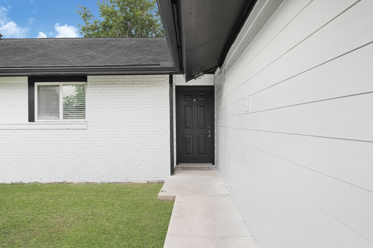 Building Photo - 3806 Kaplan Dr