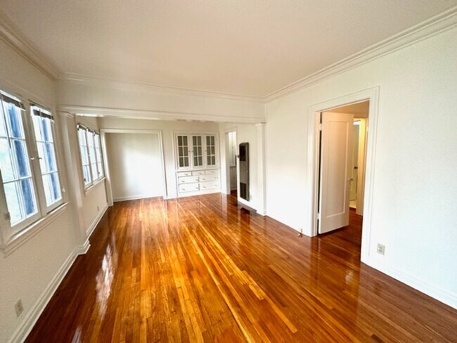 Building Photo - 1417 Bank St