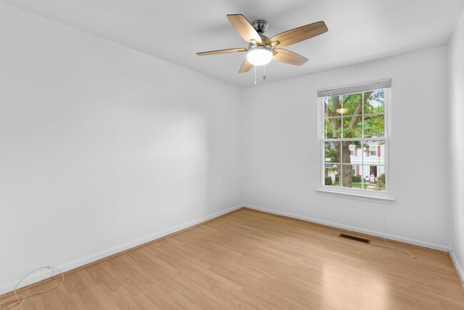 Building Photo - Spacious Townhome