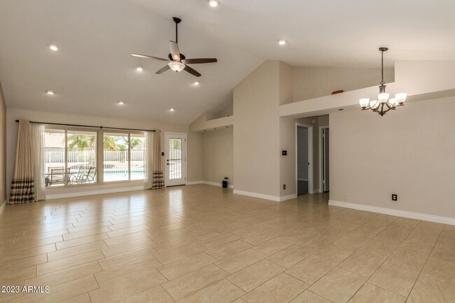 Building Photo - 661 S Oak St Cir