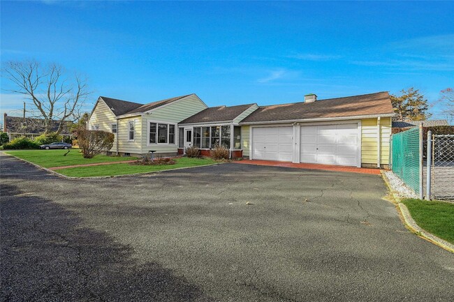 Building Photo - 425 Old Shipyard Ln