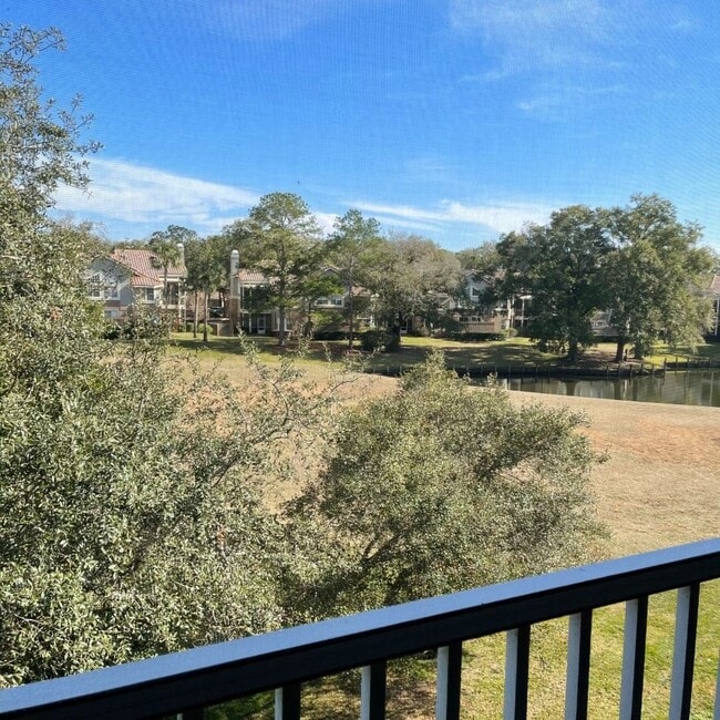 Building Photo - 2B/2.5 Condo in Longwood - Wood floors, great views, large balcony