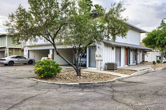 Building Photo - Cozy 2-Bedroom Apartment with Community Amenities